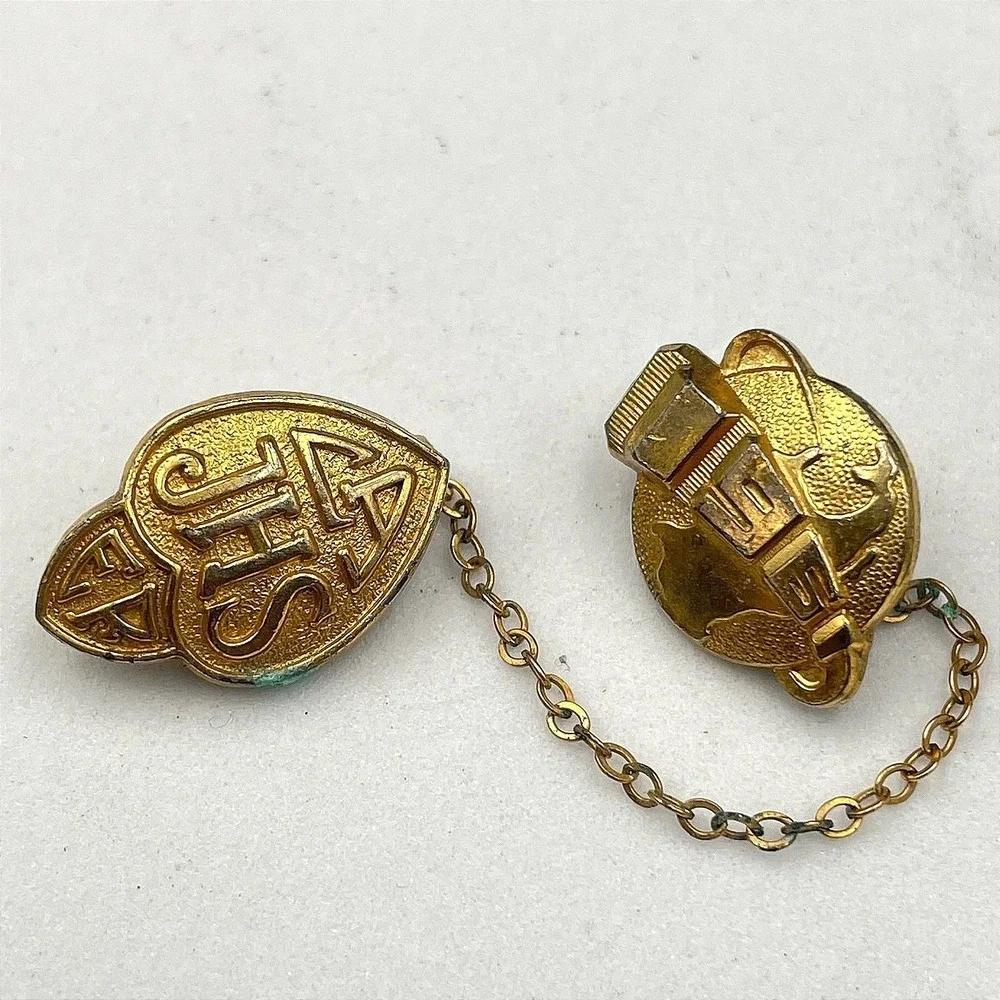 VTG LA Junior High School 1960 Classic Gold-Tone Enameled Tie Chain Guard Pin‎